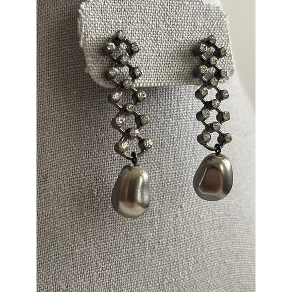 Vintage silver color dangling earrings rhinestones and faux pearls - Picture 4 of 7